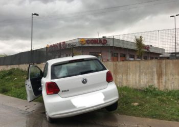 Avola, incidente in via Siracusa: auto finisce fuori strada