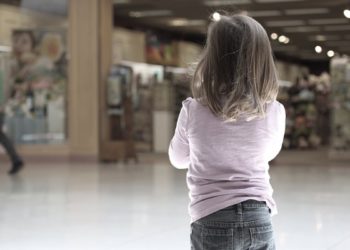 Avola, lascia il figlio di 9 anni da solo nel centro commerciale: intervengono i Carabinieri