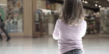 Avola, lascia il figlio di 9 anni da solo nel centro commerciale: intervengono i Carabinieri