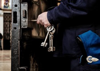 Avola, furto aggravato in concorso: 21enne finisce in carcere