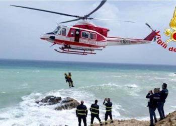 Avola, bagnanti in difficoltà salvati da un elicottero dei Vigili del Fuoco
