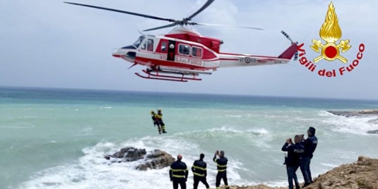 Avola, bagnanti in difficoltà salvati da un elicottero dei Vigili del Fuoco