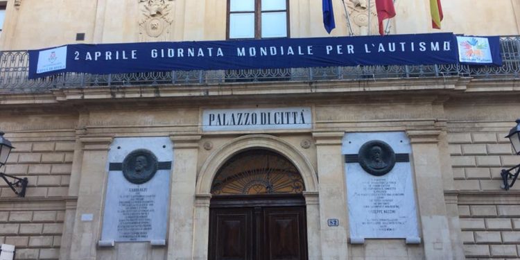 Avola. Giornata mondiale sull’autismo: “striscione blu” in Municipio