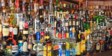 Avola, rubano un computer e alcolici da un bar: arrestati tre giovani