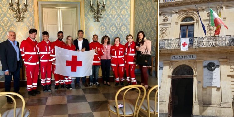 Avola. Giornata Mondiale della Croce Rossa: il Comitato consegna la bandiera al Sindaco 