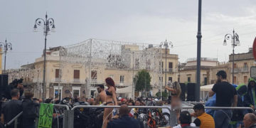 Avola, sexy bike wash in piazza “Umberto I”: scoppia la polemica