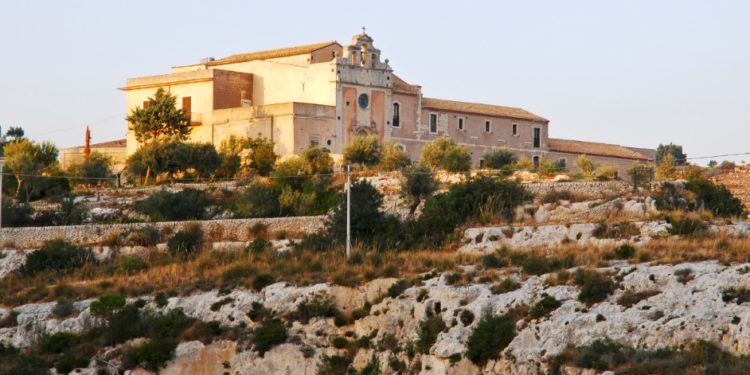 Sorpresi a rubare 800 tegole di terracotta ad Avola Antica: tre arresti