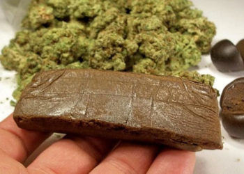 Avola, cerca di disfarsi della droga ma la Polizia lo blocca: arrestato un 22enne