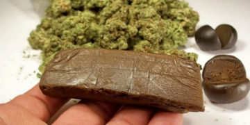Avola, cerca di disfarsi della droga ma la Polizia lo blocca: arrestato un 22enne