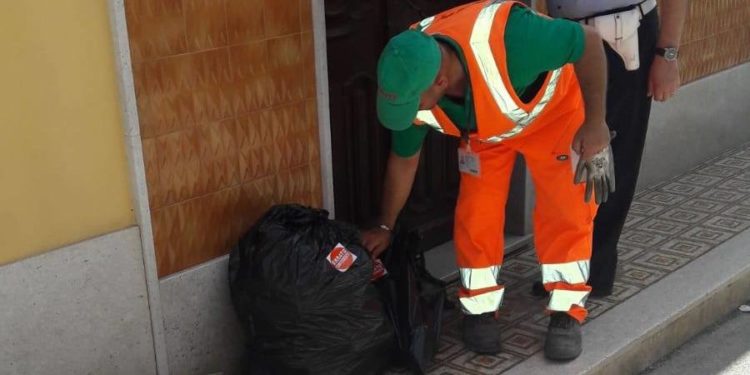 Avola, giro di vite sui rifiuti: ispezioni dei sacchetti per chi non rispetta la differenziata
