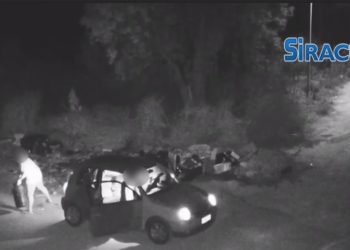Avola, telecamere filmano furbetti della spazzatura. E il sindaco posta il video su Facebook