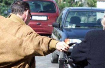 Avola, responsabile di uno scippo ai danni di un’anziana finisce dai domiciliari al carcere