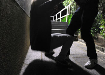 Avola, aggredisce il padre e con una spranga di ferro danneggia il motorino