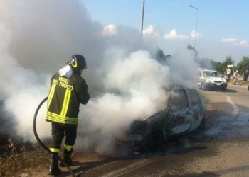 Avola, auto in fiamme in via Li Gioi: indagini in corso