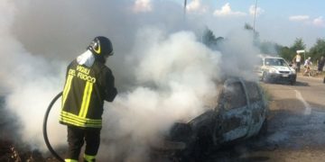 Avola, auto in fiamme in via Li Gioi: indagini in corso