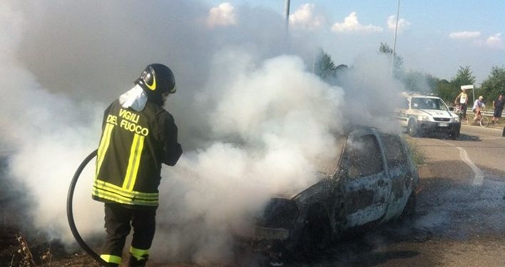 Avola, auto in fiamme in via Li Gioi: indagini in corso