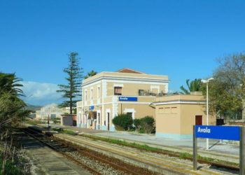 Avola, sorpresi a rubare i binari della stazione ferroviaria: in cinque ai domiciliari