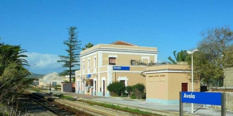 Avola, sorpresi a rubare i binari della stazione ferroviaria: in cinque ai domiciliari