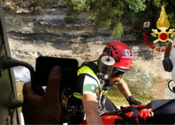 Avola, cade ai laghetti e si frattura una caviglia: donna soccorsa dai Vigili del Fuoco in elicottero