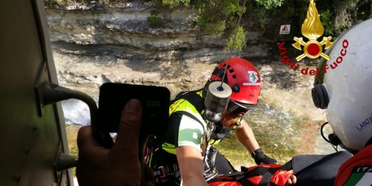 Avola, cade ai laghetti e si frattura una caviglia: donna soccorsa dai Vigili del Fuoco in elicottero