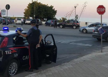 Avola, dallo spaccio di stupefacenti al porto di oggetti atti ad offendere: due arresti e una denuncia