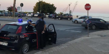 Avola, dallo spaccio di stupefacenti al porto di oggetti atti ad offendere: due arresti e una denuncia