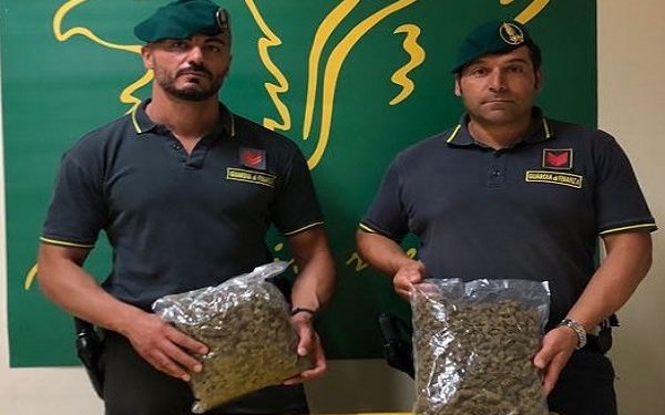 Trasportava su un’auto 1 chilo di marijuana: arrestato dalla Finanza un corriere avolese