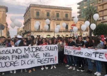 Omicidio ad Avola: l’interà comunità riunita in piazza “Umberto I” per ricordare Loredana Lopiano