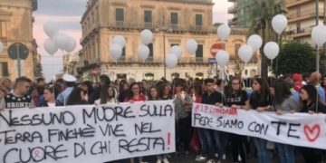 Omicidio ad Avola: l’interà comunità riunita in piazza “Umberto I” per ricordare Loredana Lopiano