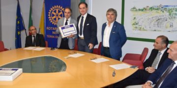 Avola. Il Rotary Club di Noto dona cuffie contro l’alopecia per i pazienti di Oncologia