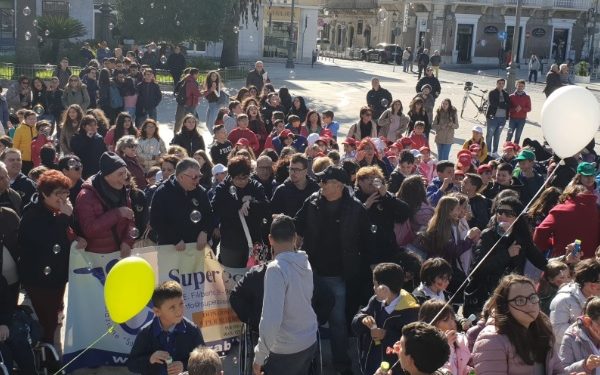 Avola, più di 500 persone alla marcia per i diritti umani di “Equilibri – tutti siamo diversi”