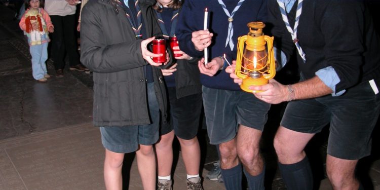 “La luce di Betlemme” giunge ad Avola: la celebrazione nella Chiesa Madre