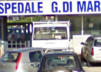 Avola. Danneggia la porta dell’ospedale con la sua auto: è senza patente, denunciato