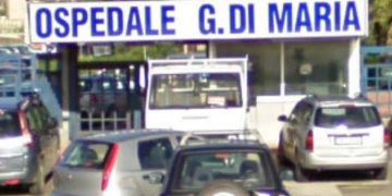 Avola. Danneggia la porta dell’ospedale con la sua auto: è senza patente, denunciato