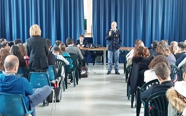 Avola. La Polizia di Stato incontra gli studenti dell’Istituto Comprensivo “Capuana”