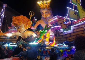 Avola, Carnevale da record: migliaia di visitatori animano Piazza Umberto I