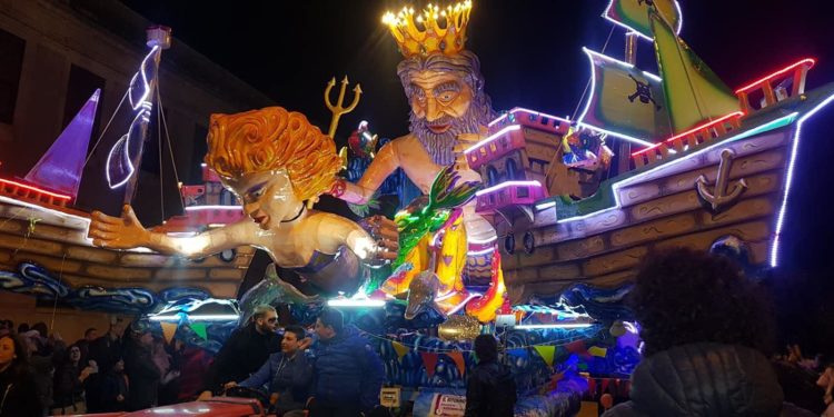Avola, Carnevale da record: migliaia di visitatori animano Piazza Umberto I