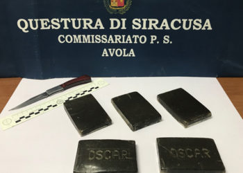 Avola, in possesso di 5 panetti di hashish e di un coltello a serramanico: arrestato