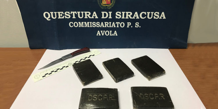 Avola, in possesso di 5 panetti di hashish e di un coltello a serramanico: arrestato