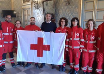 Una delegazione della Croce Rossa Italiana consegna la bandiera al Comune di Avola