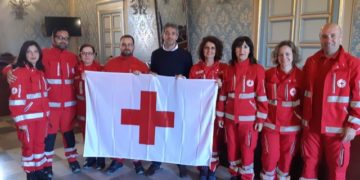 Una delegazione della Croce Rossa Italiana consegna la bandiera al Comune di Avola