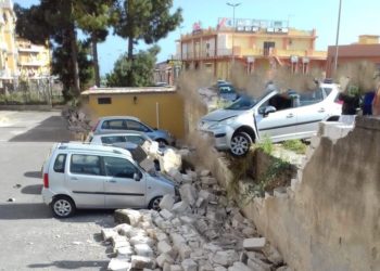 Avola, auto si schianta contro il muro e rimane sospesa: il minorenne alla guida si da alla fuga