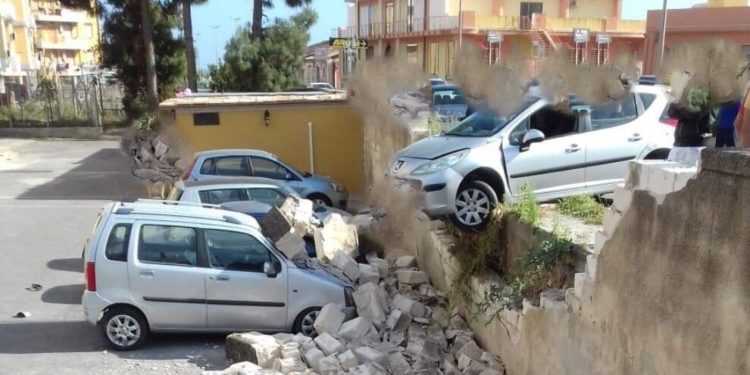 Avola, auto si schianta contro il muro e rimane sospesa: il minorenne alla guida si da alla fuga