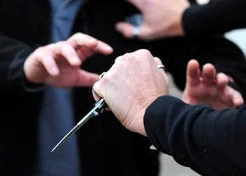 Avola. Minaccia il suocero con un coltello, poi gli danneggia l’auto: denunciato un 42enne