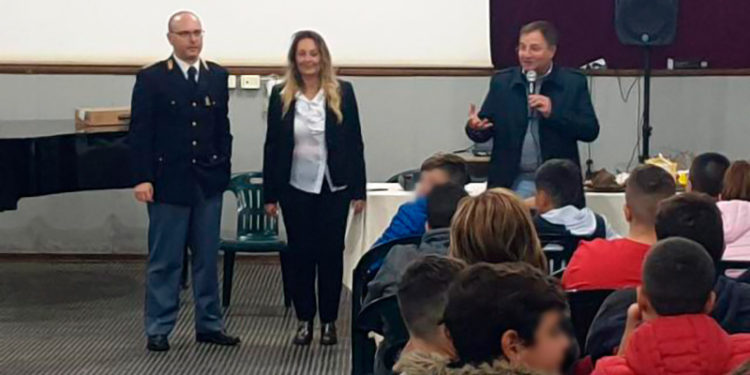 Avola, legalità e rispetto delle regole: la Polizia incontra gli alunni dell’Istituto Bianca del plesso “Vittorini”