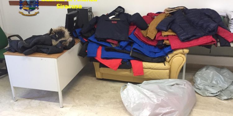 Avola. Merce contraffatta al mercato settimanale, primo sequestro dell’anno delle Fiamme Gialle