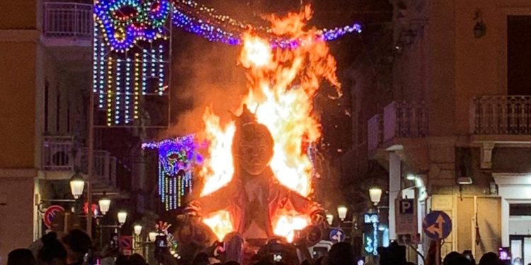 Grande festa per il Carnevale di Avola  Migliaia di persone in piazza per ballare con Ana Mena