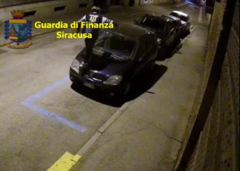 Avola. Giovane sorpreso a saltare sulle auto in sosta, fermato dalla Guardia di Finanza
