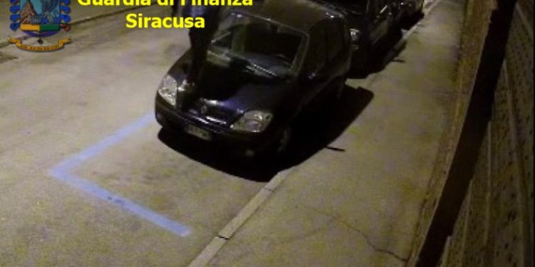 Avola. Giovane sorpreso a saltare sulle auto in sosta, fermato dalla Guardia di Finanza