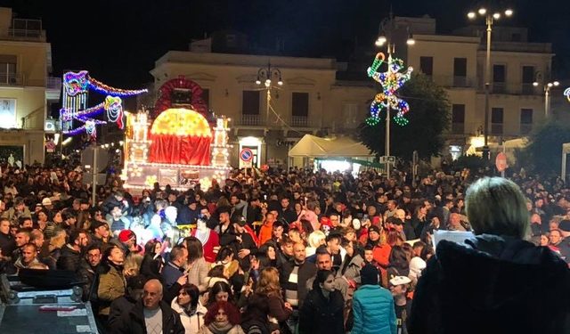 Migliaia di persone in piazza per il Carnevale storico di Avola, domani gran finale con Simona Ventura e Ana Mena